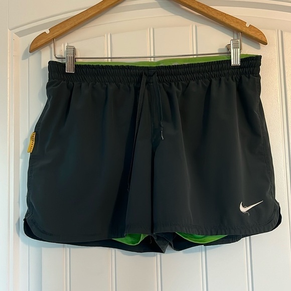 NiKE Running Live strong Shorts Size Medium - Picture 1 of 6